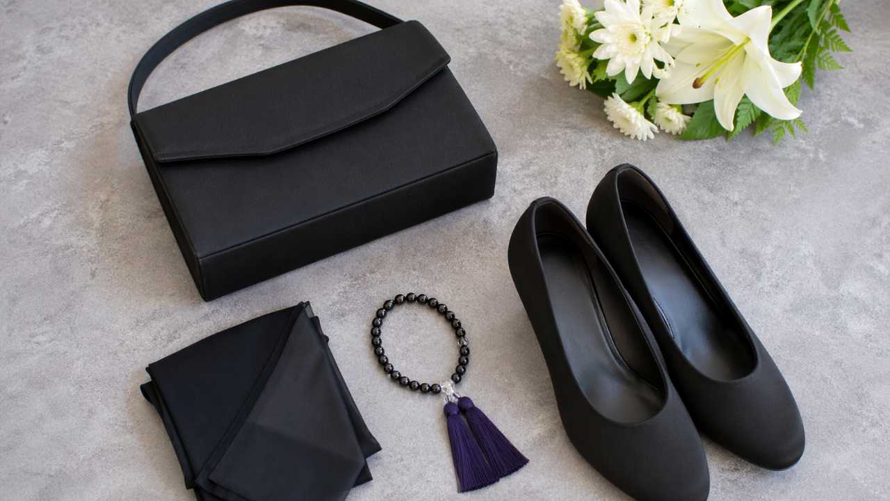 喪服本体と小物をまとめて準備している机上の俯瞰写真