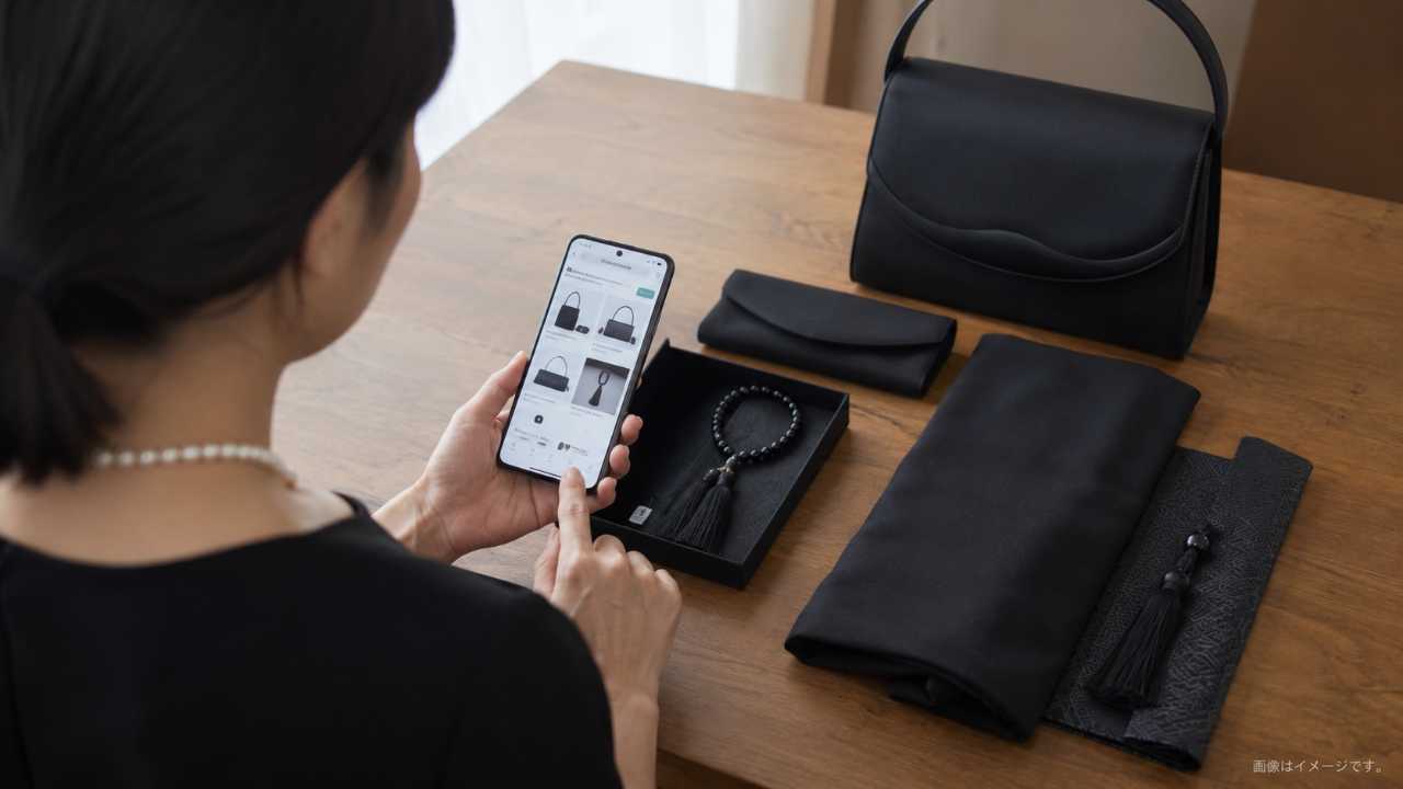 葬儀用品を準備しながら、スマートフォンでオンラインストアを確認している人物のリアルな画像